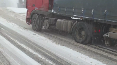 Километрични опашки и аварирали камиони при силен снеговалеж на прохода "Предел"