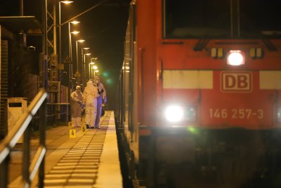 Двама загинали и няколко ранени при нападение с нож в регионален влак в Германия