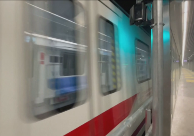Китайски влакове се движат по новата метролиния до летището на Истанбул