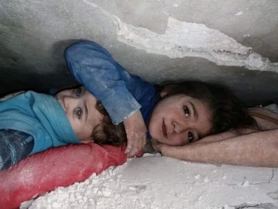 Спасиха братчето и сестричето от Сирия, чиято снимка развълнува света