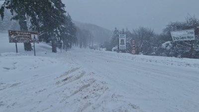 Обилен сняг вали на прохода Шипка, предупреждение за сняг и виелици в по-голямата част на страната