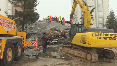 От нашия пратеник в Адана: Екипи разчистват руините