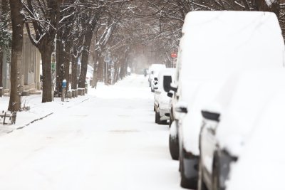 В капана на зимата: Заледени пътища и отменени полети в страната (ОБЗОР)