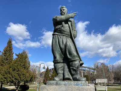 Вижте историята на паметника на Гоце Делчев в Скопие, дело на българския скулптор Любомир Далчев