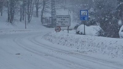 Зимна обстановка: Близо 780 машини почистват пътните настилки в районите със снеговалеж