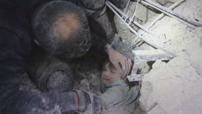 Спасителни екипи спасиха деца в Сирия. Жертвите на труса са над 1700