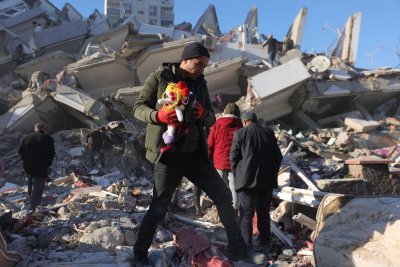 Броят на загиналите от земетресенията в Турция и Сирия надхвърли 16 000 души