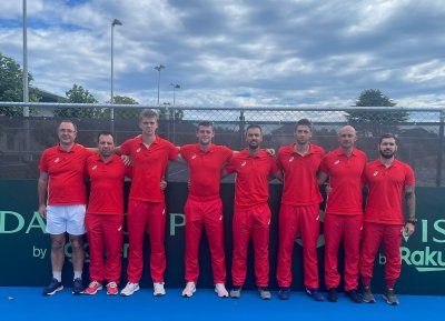 Българските тенисисти празнуват след историческия успех за Купа "Дейвис"
