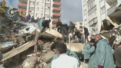 От нашите пратеници: Над 8000 души са извадени живи от руините в Турция