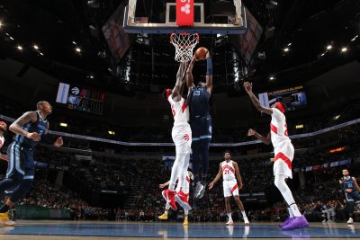 Торонто с драматичен обрат срещу Мемфис в НБА