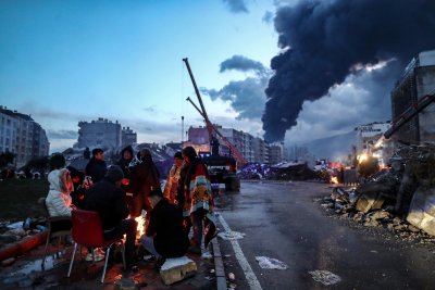 След мощните трусове: Над 4 300 са жертвите в Турция и Сирия