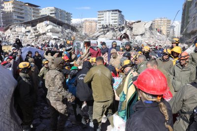 Поне 8500 са вече загиналите в Турция Броят на ранените