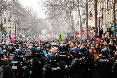 Продължават протестите срещу пенсионната реформа във Франция
