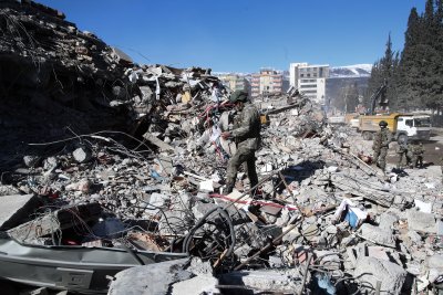 Продължават вторичните трусове след опустошителното земетресение в Турция