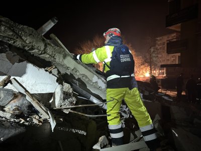 Български спасители откриха петима оцелели под руините в Турция (Снимки и видео)