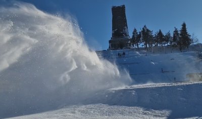Разчистват снежните преспи на връх Шипка (ВИДЕО)
