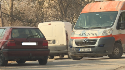 Линейките в Благоевград са със затруднен достъп до болницата заради неправилно паркирани автомобили
