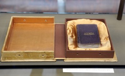 Показаха личния бележник на Левски в Националната библиотека (Снимки)