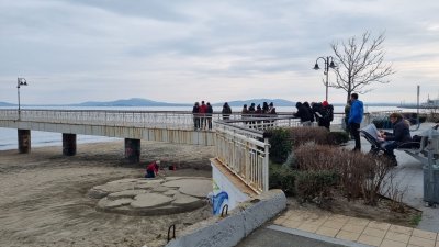 Композиция от 14 сърца от пясък се появи на плажа