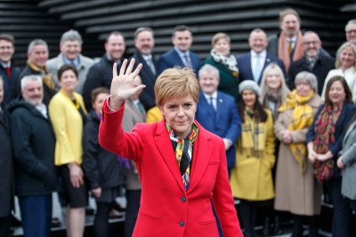 Първият министър на Шотландия Никола Стърджън обяви оставката си 52 годишната Стърджън