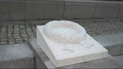 Паметникът на Левски във Велико Търново вече има мраморен лавров венец