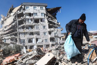 Почти 200 часа след унищожителните земетресения трима души бяха спасени