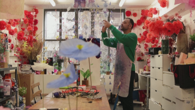 Френски артист изработва цветя от отпадъци