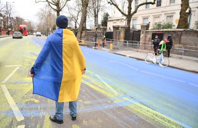 Оцветиха в жълто и синьо улицата пред посолството на Русия в Лондон