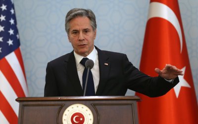 САЩ ще помагат на Турция "колкото е необходимо" след земетресенията, заяви Блинкен