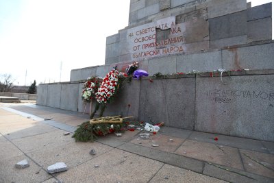 Мъж счупи плочата на паметника на Съветската армия в София