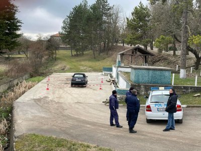 Момче се задуши в кола в Шуменско, приятелката му е настанена в болница