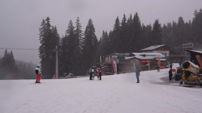 3 годишно дете пострада след падане на сняг от покрив