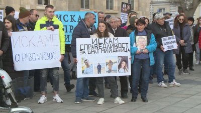 Близки на загинали при катастрофа ученици излязоха на протест в Русе с искане за справедливост