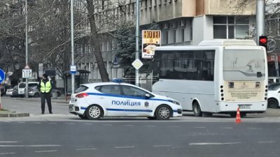 Катастрофа на централно кръстовище в Пловдив затвори движението по обяд