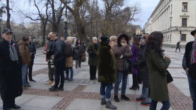 Втори ден протест пред Народния театър след уволнението на Александър Морфов