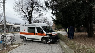 Линейка на Спешна помощ катастрофира на столичния булевард Драган Цанков