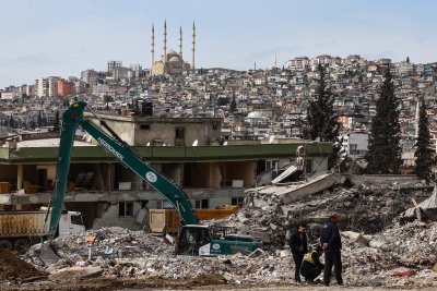 Месец след мощните земетресения в Турция и Сирия хората живеят