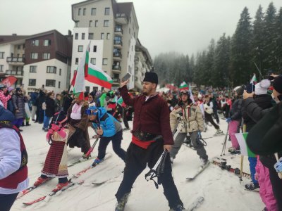 800 скиори с носии и български знамена се спуснаха от връх Снежанка