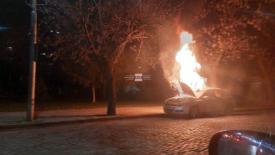Автомобил избухна в пламъци в Пловдив, няма пострадали