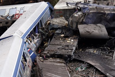 18 души са в неизвестност след влаковата катастрофа в Гърция