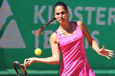 Изабелла Шиникова се класира за втория кръг на турнира на