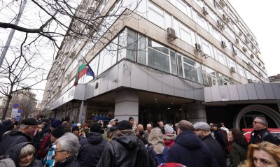 Протест пред Министерството на културата заради скандала в Народния театър (Снимки)
