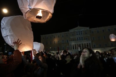 Нестихващи протести в Гърция: Фенери в небето над Атина в памет на жертвите от жп катастрофата
