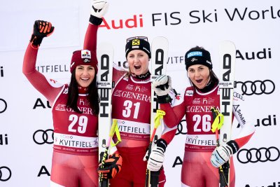 Нина Ортлиб спечели супергигантския слалом от Световната купа по ски