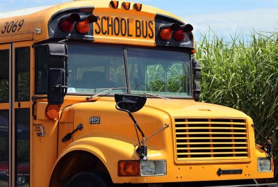 Автобус с 40 деца от основно училище които се връщали