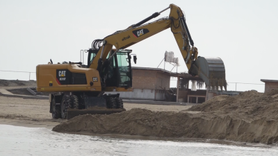 Багер разкопа плаж край Равда