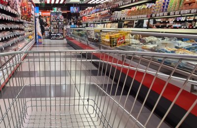 Стотици нарушения при формирането на цените на храните в магазините