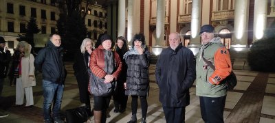 Актьори се събраха пред Народния театър в подкрепа на Александър Морфов