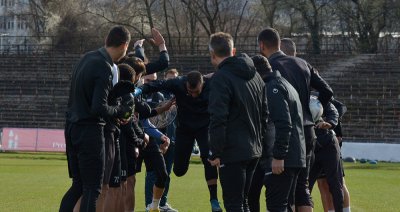 Футболистите на Славия поздравиха Георги Петков преди днешната тренировка на