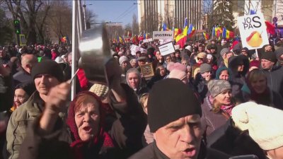 Часове преди началото на антиправителствена демонстрация в Кишинев полицията на